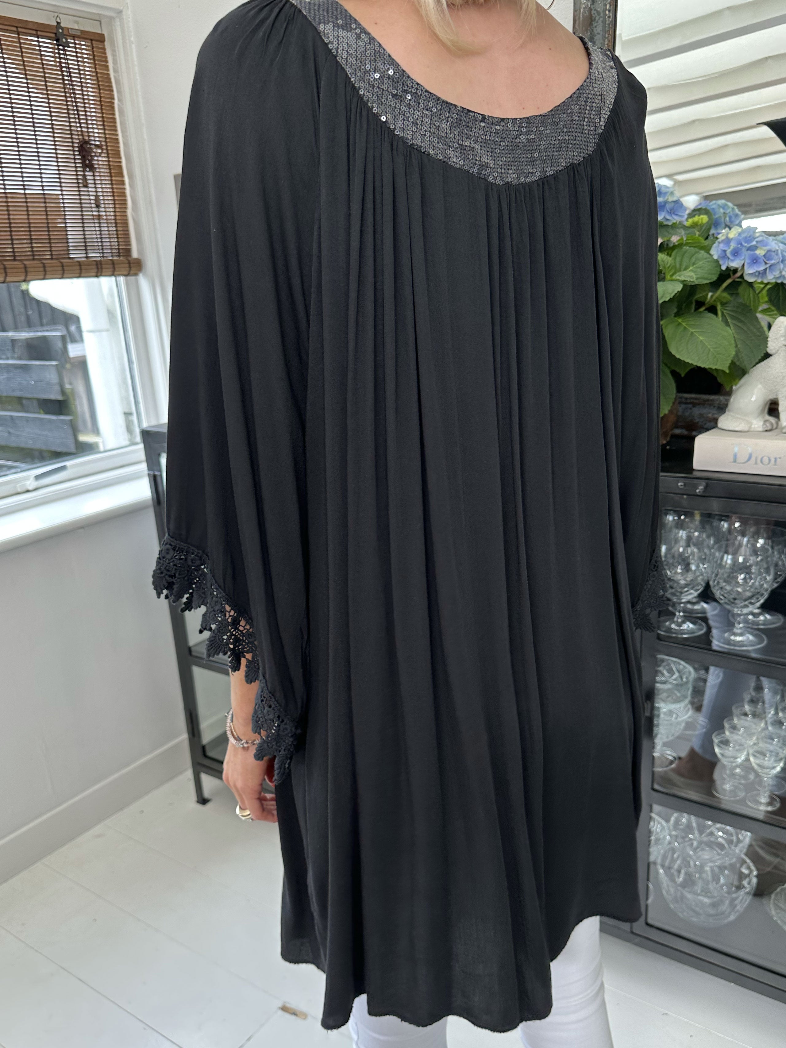 Dolores - Tunikakjole med pailletter og broderinger på ærmet